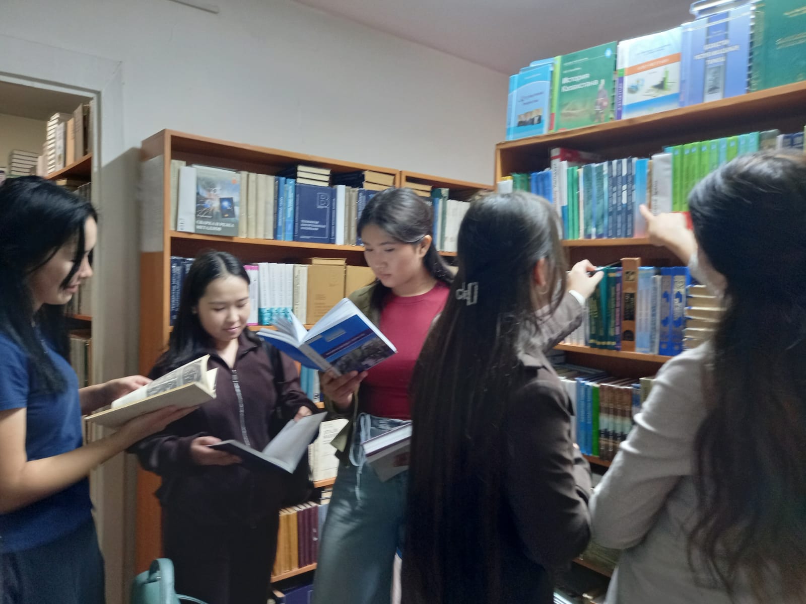 «Шәкәрім университетінің» барлық оқу ғимаратындағы кітапханаларында бірінші курс студенттеріне экускурсия өткізілді. 