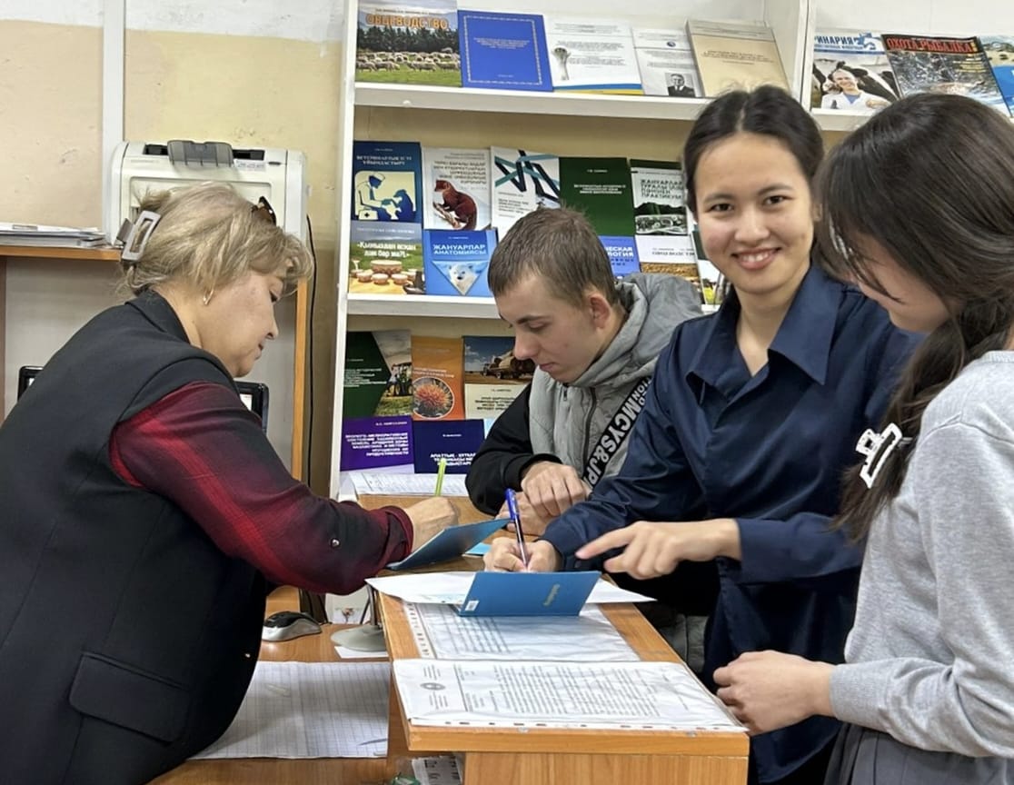 «Ветеринария және ауыл шаруашылығы зерттеу мектебі»  жаңа оқырмандардың кітапханаға тіркелу сәті