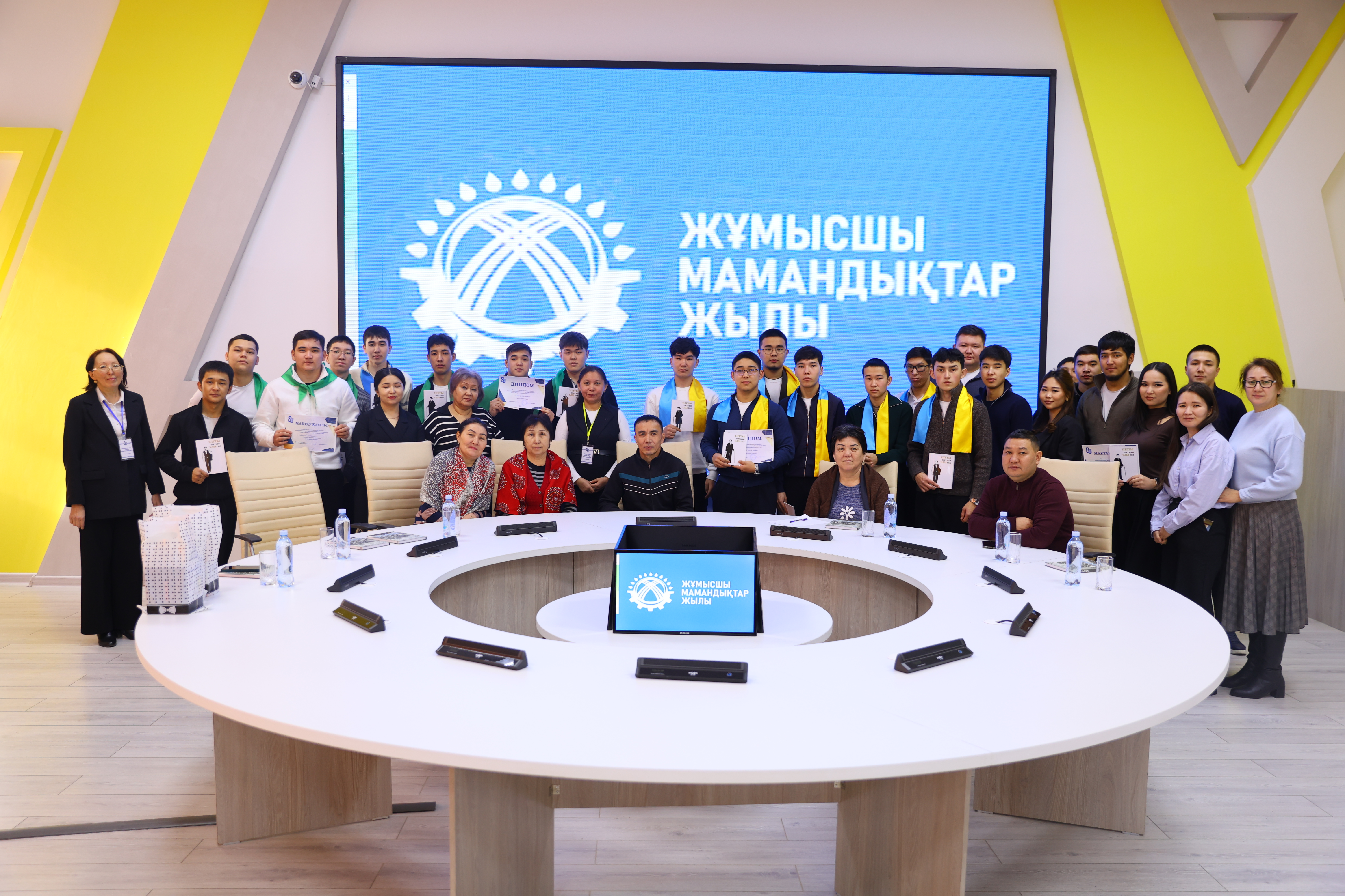 «Еңбек ер атандырады» тақырыбында ашық пікірталас өтті.