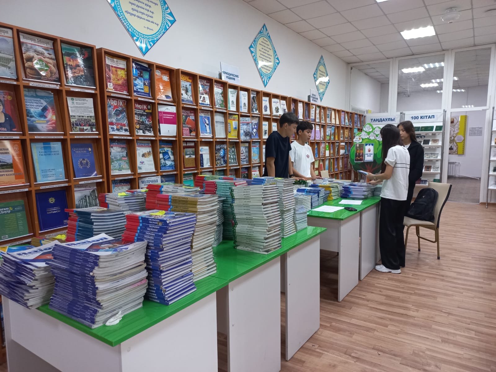 Shakarim High School оқушылары оқу әдебиеттерімен қамтамасыз етілді